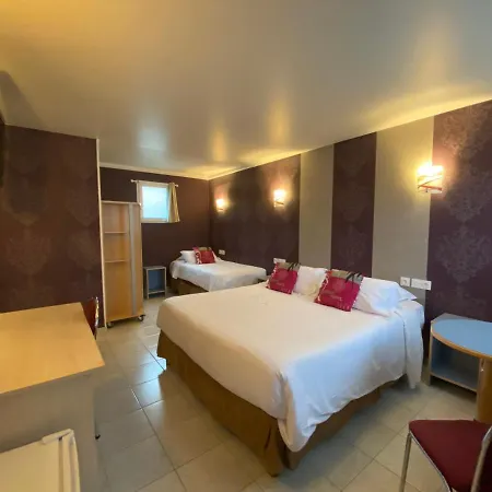 Hotel Contact - Les Bleuets & La Rivière-Saint-Sauveur